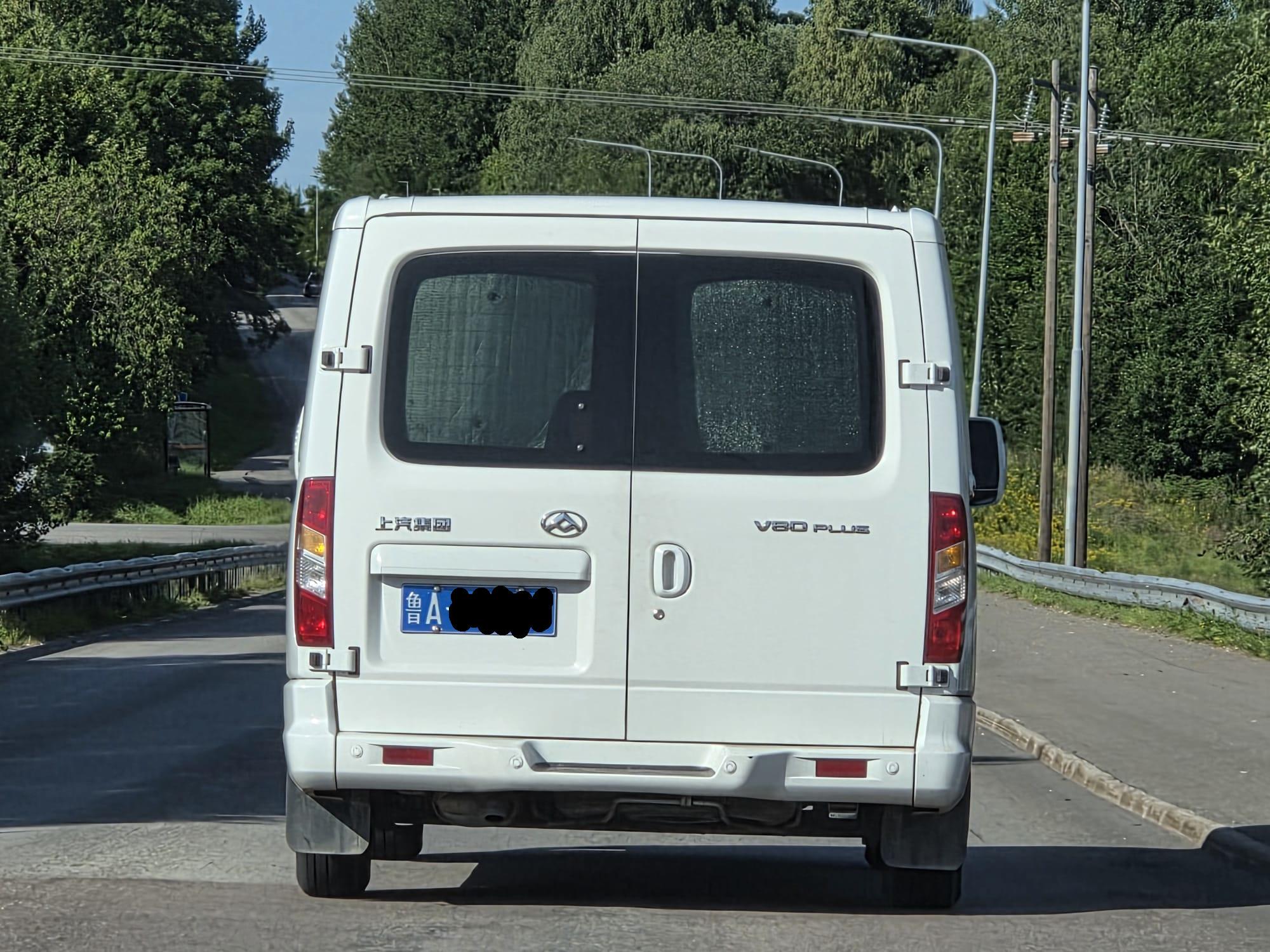 En bild på en bil med kinesisk registreringsskylt.